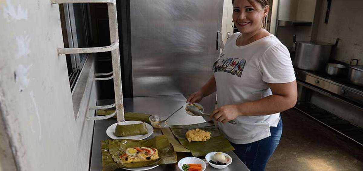 Cristina V&aacute;squez Carranza es heredera de una tradici&oacute;n familiar, lo que le ha facilitado su labor en la preparaci&oacute;n de los alimentos, sobre todo las lasa&ntilde;as y hayacas, cuyos pedidos se hacen a diario.