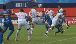 Luis Miguel Escalada intenta colocar el bal&oacute;n en un &aacute;ngulo del arco albo. Foto: Eduardo Escobar / El Tel&eacute;grafo