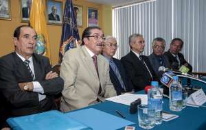 El presidente de la Confederaci&oacute;n de Jubilados, Manuel Mu&ntilde;oz (centro) durante la rueda de prensa. FOTO: Marco Salgado / EL TEL&Eacute;GRAFO