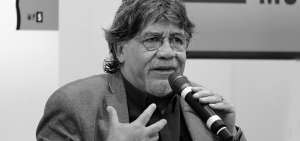 Las novelas del escritor chileno fueron traducidas a m&aacute;s de una veintena de idiomas. Tambi&eacute;n fue corresponsal de prensa y escribi&oacute; cuentos y teatro.