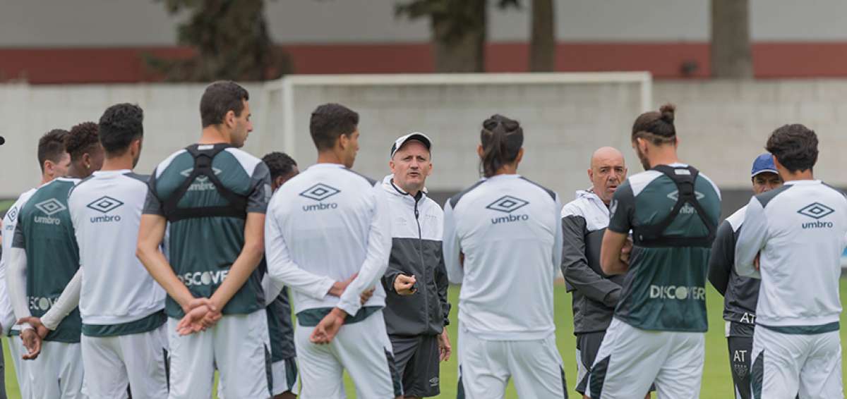 El entrenador Pablo Repetto (centro) conversa con los jugadores antes del entrenamiento de ayer.  