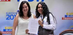 Diane Rodr&iacute;guez, representante de la Federaci&oacute;n GLBTI, recibe el documento que fue aprobado por el pleno del CNE a favor de miembros de esta comunidad.  