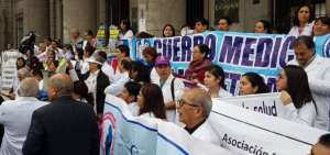 El ministro de Econom&iacute;a se acerca a los trabajadores de la salud y pide que se incorporen sus partidas