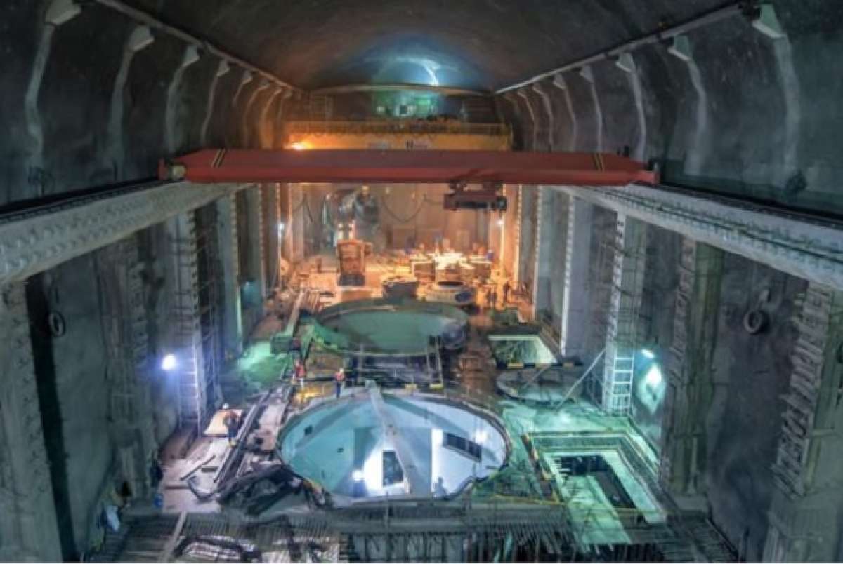 El descenso del rotor del generador de la Unidad N.-3 es considerado uno de los hitos m&aacute;s importantes de la &uacute;ltima fase de construcci&oacute;n de la hidroel&eacute;ctrica. Foto: Ministerio de Energ&iacute;a. 