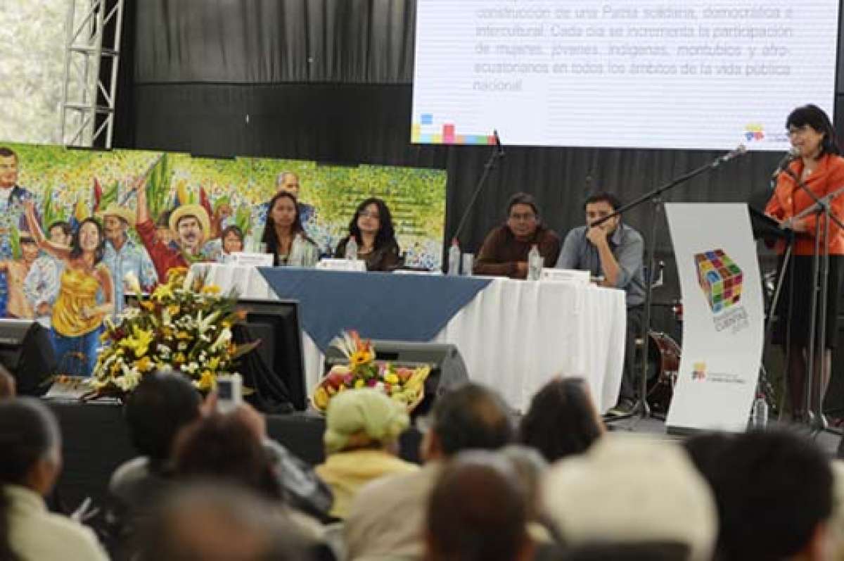 Betty Tola, secretaria de Gesti&oacute;n de la Pol&iacute;tica, rindi&oacute; cuentas ayer de su gesti&oacute;n, en el parque Qmand&aacute;, en Quito. Foto: Miguel Jim&eacute;nez | el tel&eacute;grafo