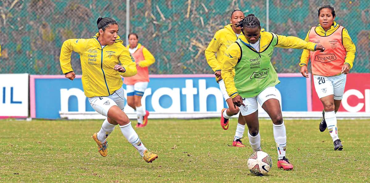 La delantera M&oacute;nica Quinteros conduce el bal&oacute;n ante la marca de Madeline Riera, durante un entrenamiento. Foto: Marco Salgado / El Tel&eacute;grafo