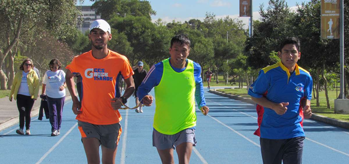 El atleta ecuatoriano con discapacidad visual Luis Calo (d) venci&oacute; en tres maratones este a&ntilde;o y est&aacute; a 25 segundos de lograr la marca para Tokio 2020.
