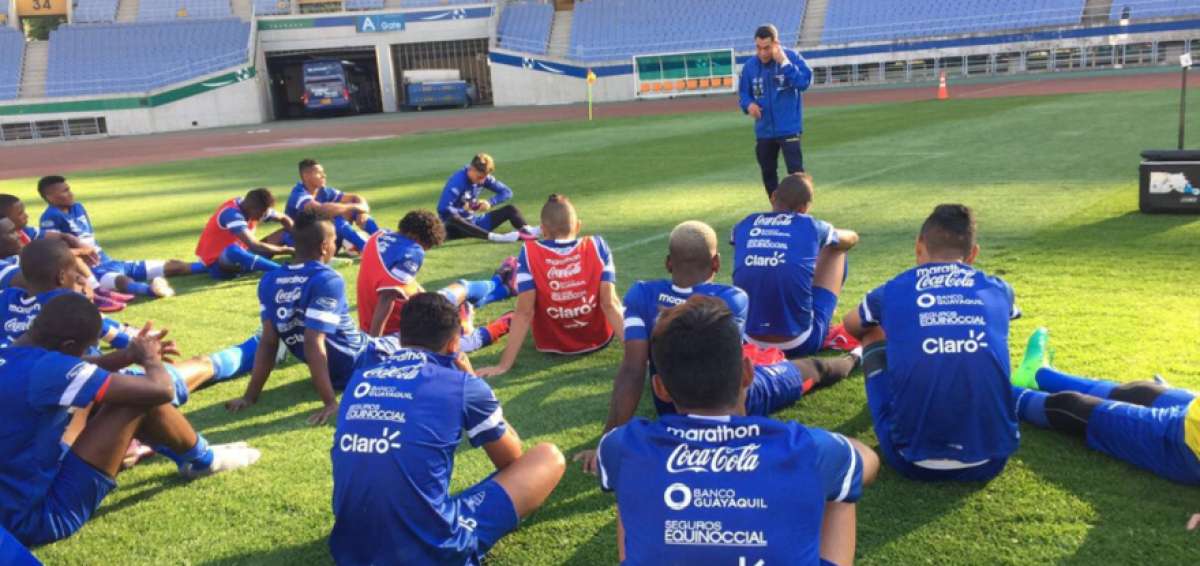 Xavier Rodr&iacute;guez, timonel de la delegaci&oacute;n nacional, instruye a los jugadores en el estadio Munhak. 