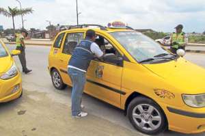 Si bien se realizan controles, son pocos los conductores sancionados en El Oro a pesar de las quejas diarias de los usuarios de taxis. Foto: Fabricio Cruz / El Tel&eacute;grafo
