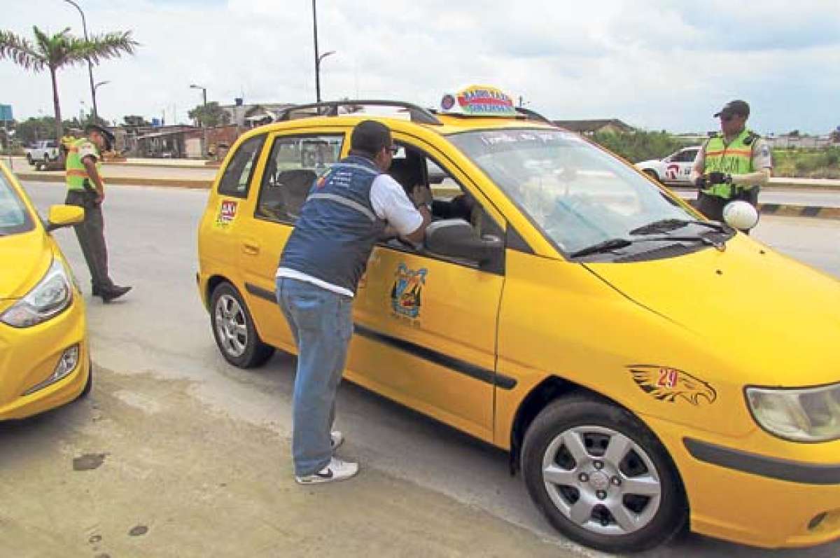 Si bien se realizan controles, son pocos los conductores sancionados en El Oro a pesar de las quejas diarias de los usuarios de taxis. Foto: Fabricio Cruz / El Tel&eacute;grafo