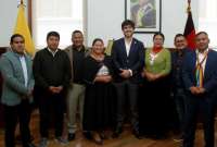 José de la Gasca posó con siete asambleístas de Pachakutik
