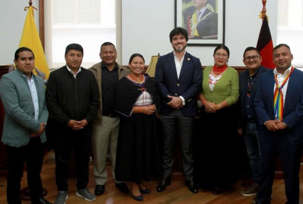 José de la Gasca posó con siete asambleístas de Pachakutik