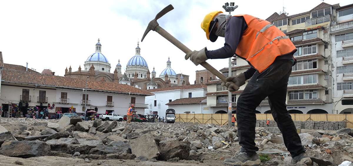 Este sector situado en el centro hist&oacute;rico de la ciudad alberga a m&aacute;s de 120 comerciantes que se dedican a la venta de zapatos, ropa y artesan&iacute;as de Otavalo.