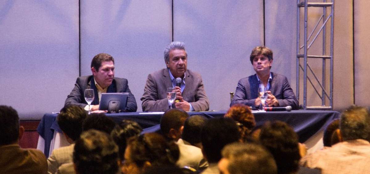 El candidato Len&iacute;n Moreno, con Holbach Mu&ntilde;et&oacute;n y Diego Vivero, de la Federaci&oacute;n de C&aacute;maras de Turismo.