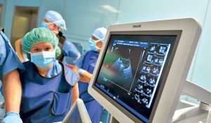 El &lsquo;EchoNavigator&rsquo; permite ver en la pantalla en 3D la ecograf&iacute;a del coraz&oacute;n del ni&ntilde;o que es operado en el momento que los doctores introducen la sonda. Foto: tomado de kardiologia.mp.pl