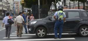 Un agente de la ATM realiza control vehicular en Guayaquil.