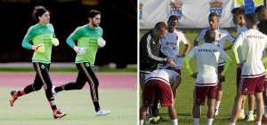 Los metas de M&eacute;xico, Guillermo Ochoa y Jes&uacute;s Corona, y el DT de Venezuela, Rafael Dudamel (de negro).