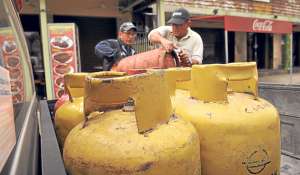 En la frontera sur se han decomisado cilindros de gas y decenas de galones de combustible que ten&iacute;an como destino Per&uacute;. Foto: Fabricio Cruz/ El Tel&eacute;grafo 