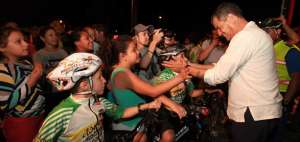 El presidente Rafael Correa saluda a los ni&ntilde;os durante su recorrido por el malec&oacute;n de Zamora, el mi&eacute;rcoles por la noche.