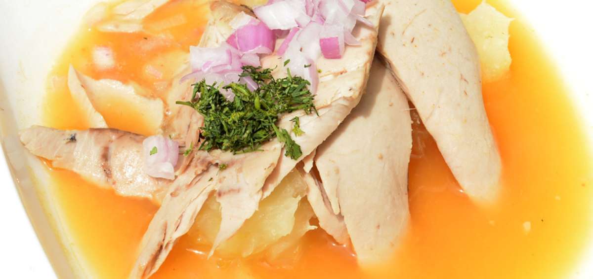 El evento destaca la identidad culinaria con la preparaci&oacute;n y exposici&oacute;n del encebollado de manos de emprendedores ecuatorianos.         