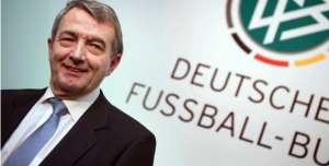Dimite presidente de la Federaci&oacute;n Alemana de F&uacute;tbol por esc&aacute;ndalo de Mundial-2006