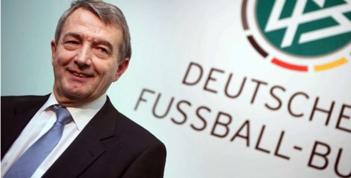 Dimite presidente de la Federaci&oacute;n Alemana de F&uacute;tbol por esc&aacute;ndalo de Mundial-2006
