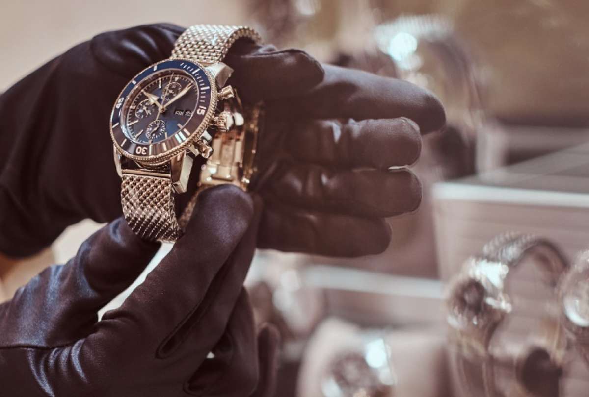 Decomisan m&aacute;s de 4.700 relojes falsificados ocultos en cargamento desde China