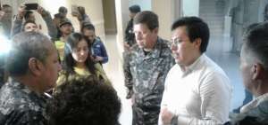 El ministro del Interior, Diego Fuentes, lleg&oacute; acompa&ntilde;ado del comandante General de la Polic&iacute;a, Diego Mej&iacute;a.