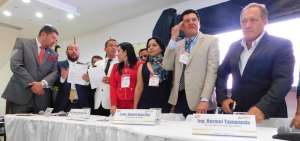 Daniel Avecilla, alcalde de Yaguachi, (chaqueta beige) consider&oacute; que su administraci&oacute;n ha sido exitosa.