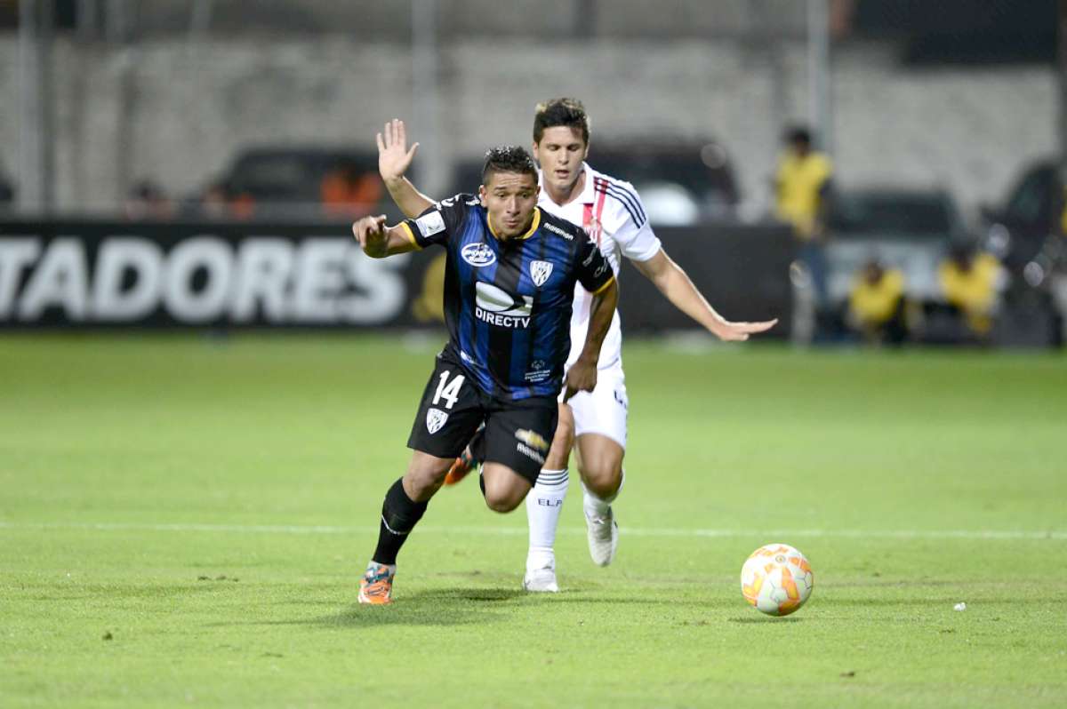 El anotador del gol, Mario Pineida (14), eludi&oacute; la marca de Guido Carrillo en el partido de ayer en Sangolqu&iacute;. Foto:  &Aacute;lvaro P&eacute;rez / El Tel&eacute;grafo