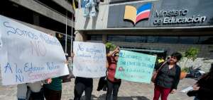 Padres del Mont&uacute;far hicieron un plant&oacute;n en los exteriores del Ministerio de Educaci&oacute;n.
