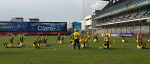Los seleccionados ecuatorianos ejecutan trabajos de estiramiento con el profesor Rodrigo Figueroa. Foto: Tomada de @FEFecuador