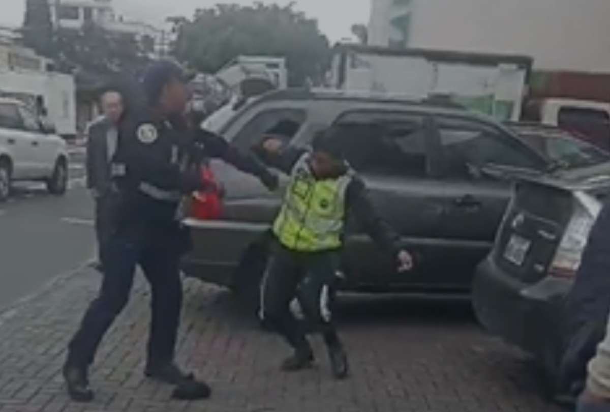Video viral muestra agresi&oacute;n a agente de tr&aacute;nsito en el norte de Quito