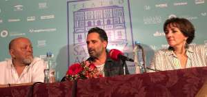 Jorge Drexler (c) brind&oacute; una rueda de prensa en el hotel Mansi&oacute;n del R&iacute;o, en las Pe&ntilde;as. 