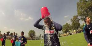 Arroyo fue parte del desaf&iacute;o del Ice Bucket Challenge (VIDEO)