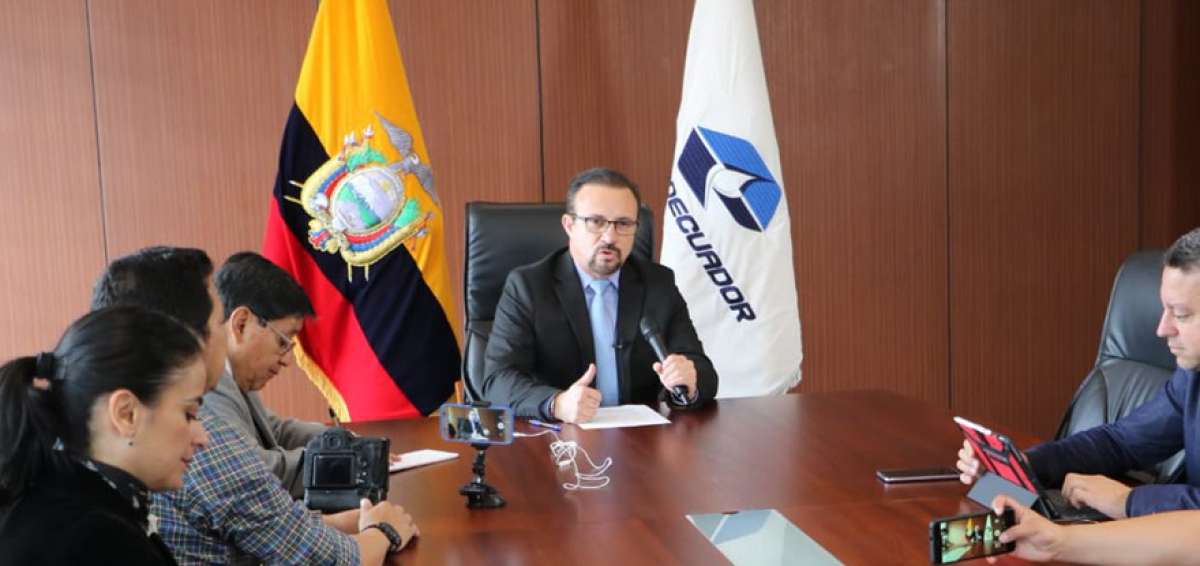 Mauricio Samaniego (centro), gerente de comercio internacional de Petroecuador, presidi&oacute; la apertura de ofertas de la licitaci&oacute;n.