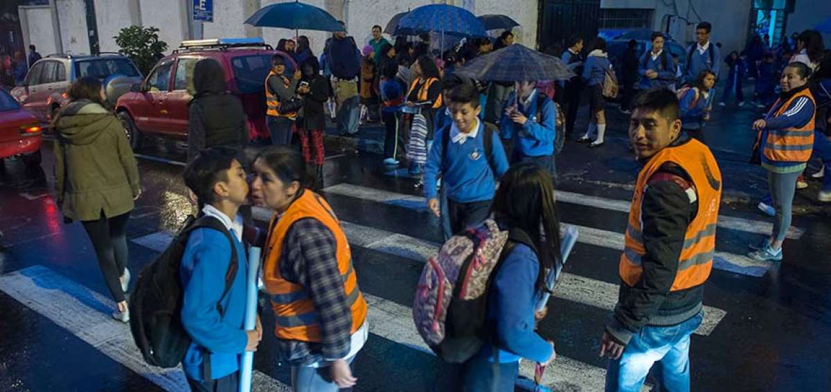 Un grupo de 40 padres de familia vigila la salida de los estudiantes en el colegio Manuela Ca&ntilde;izares (Quito). La brigada, en la tarde y noche, abarca todas las calles aleda&ntilde;as al plantel (dos manzanas).