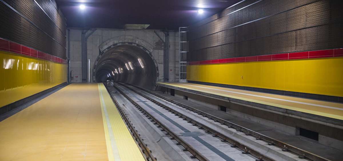 La estaci&oacute;n San Francisco es la &uacute;nica de las 15 paradas del Metro ubicada en el centro de Quito. Est&aacute; a una profundidad de 32 metros.