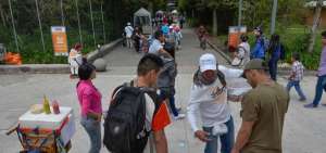 En el parque existen al menos 8 puntos de concentraci&oacute;n de migrantes -comerciantes- venezolanos.