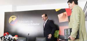 Carlos Cassinelli (der.), nuevo ministro de Comercio Exterior, ofreci&oacute; una rueda de prensa con el ministro saliente Diego Aulestia (izq.).