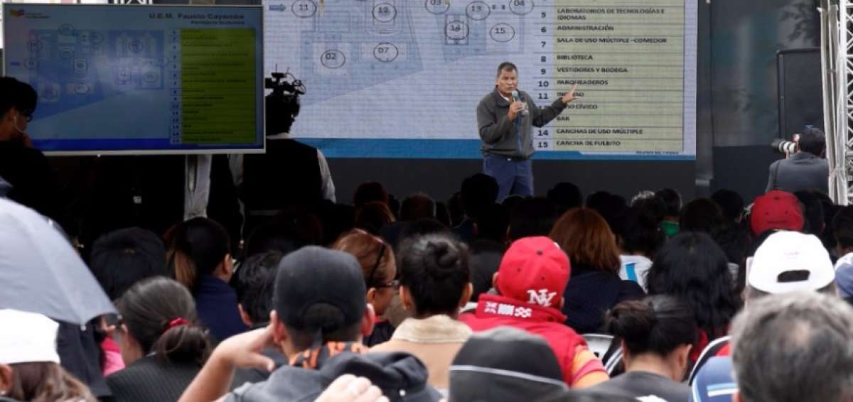 El mandatario durante la explicaci&oacute;n de las obras.