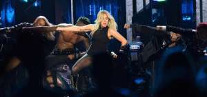 La diva del pop, Lady Gaga, present&oacute; coreograf&iacute;as durante su presentaci&oacute;n en el Festival Coachella.