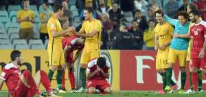 Los jugadores australianos festejan su victoria ante Siria en S&iacute;dney.
