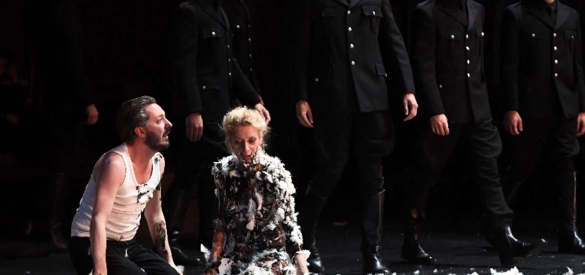 Representaci&oacute;n de la obra Los condenados por el elenco del Teatro de la Comedia Francesa. 