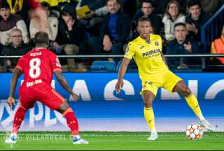 Pervis Estupiñán (der.) controla el balón ante Naibe Keita, del Liverpool