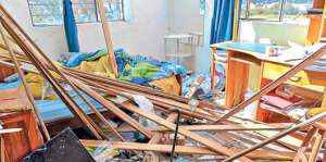 Las pertenencias de las 54 familias afectadas permanec&iacute;an en el suelo ayer tras el fen&oacute;meno. Foto: Miguel Jim&eacute;nez/ El Tel&eacute;grafo