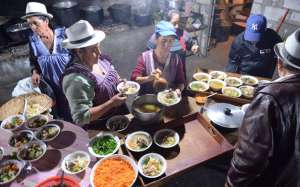 Comida t&iacute;pica como  el caldo de gallina, el cuy y un vaso de chicha de jora son infaltables en este tipo de celebraciones. Los moradores de cada sector se encargan de la preparaci&oacute;n de los alimentos.