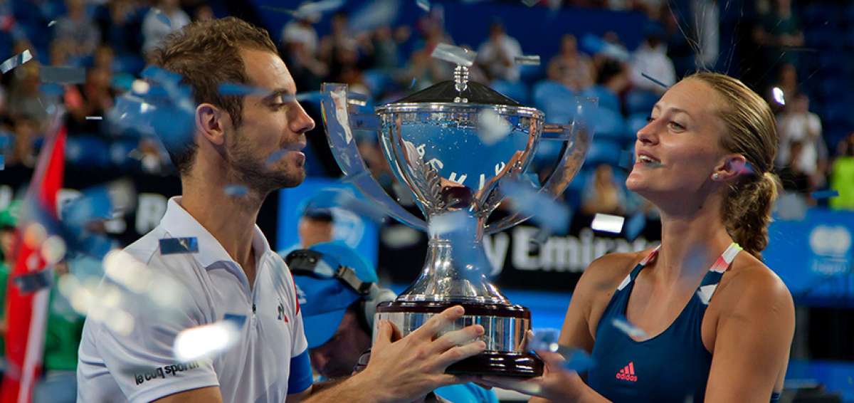 Los franceses Richard Gasquet (izq.) y Kristina Mladenovic levantan el trofeo de la Copa Hopman, luego de derrotar a la pareja estadounidense.