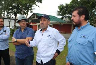 Xavier Vera (centro, izq.), ministro de Energía y Minas recorrió los campos petroleros de la amazonía ecuatoriana junto a Ítalo Cedeño, gerente de Petroecuador