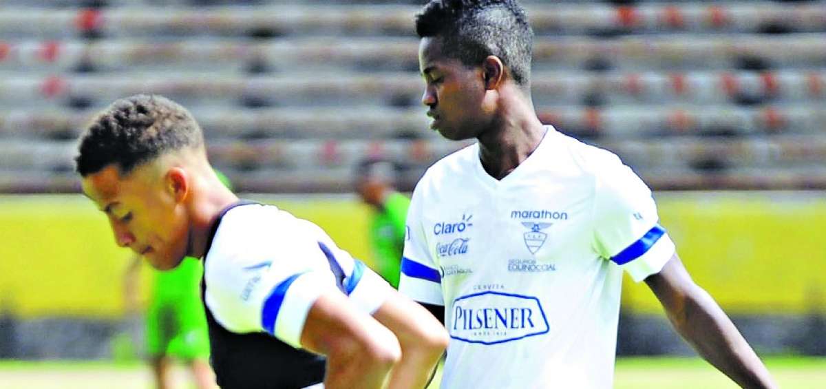 El defensa Byron Castillo (izq.), durante un entrenamiento de la selecci&oacute;n, junto a su compa&ntilde;ero John Pereira.